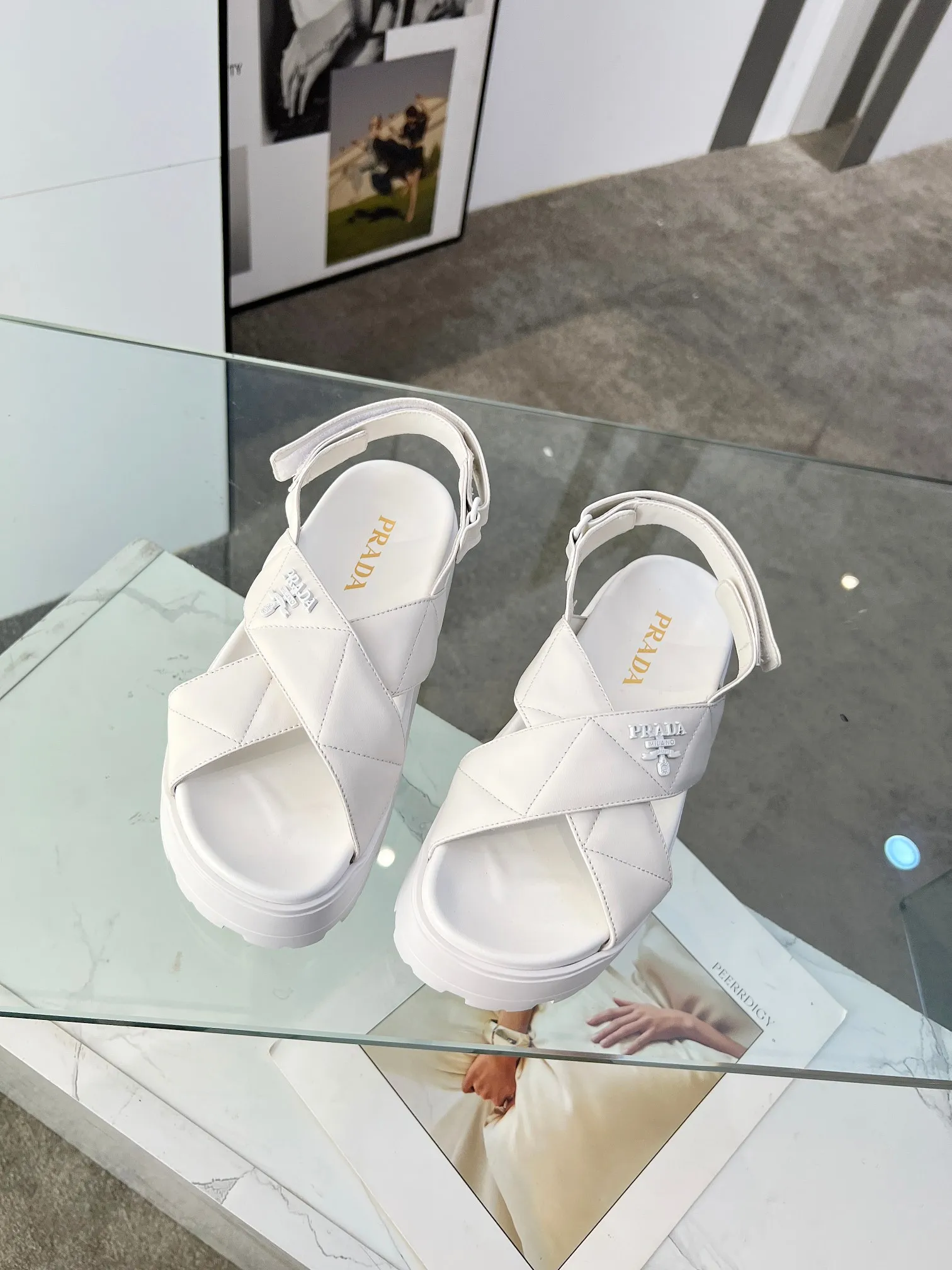 👟👟Ex-factory price 460👟👟 PRADA 2025 vs spring and summer popular sandals series... [Thick-soled double-button sandals] Original 1:1 customization, this year's most fashionable and popular retro British style, simple and elegant, all styles are good-looking, platform thick soles make you slimmer and taller, very comfortable, fashionable and versatile... Many Internet celebrities are on their feet. These platform round-toe thick-soled shoes are very popular this year. They can be worn (increased) for both leisure and leisure. ❶Material: Customized imported calf leather ❷Inner: Customized imported sheepskin ❸Outsole: Original molded ultra-light outsole ❹Sole thickness: 5.5cm ❺Number of yards: 35-40 ❻Packaging: Original full set of packaging ☀Color: Official website updated simultaneously